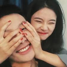 男人的偏爱就是，你不找他要钱花，还主动给你，还给很多，这叫偏爱； 凡事不用你过问，但事事有交代，这叫尊重； 你不喜欢的事情，他会主动改变，这叫态度；  心里只有一个你，这叫专一。 女生一定要找一个满眼都是你的人，晚一点也没关系。❤️