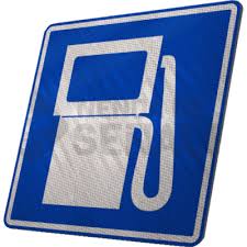 Vista conceptual de un gran círculo azul que actúa como un escudo regulador sobre el tráfico en una intersección concurrida de Lima.