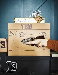 Pappis Box Mit Deckel In Braun Mit Einem Aufgemalten Krokodil Um Das Geschenk Zu Erreichen M Hausgemachten Adventskalender Box Mit Deckel Adventskalender Diy