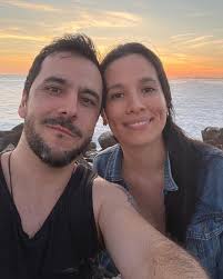 Así te amo, y este tiempo a tu lado, he aprendido a abrazar algunos  misterios. A no entenderlo todo. A dejar ir. También he aprendido a  comprender en un lenguaje distinto. Y