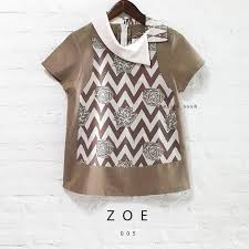 Bagi para hijabers, memilih desain baju batik yang longgar menjadi hal yang tak luput dari pertimbangan. 35 Model Baju Batik Atasan 2018 Simple Casual Modern