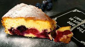 wunderbar leicht und erfrischend prasentiert sich dieser einfache blitz ruhrkuchen mit joghurt und beeren die susse teigmasse und das leicht sauerliche obst so