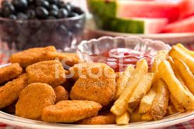 Den ofen auf 200 grad vorheizen. Chicken Nuggets Und Pommes Frites Stockfotos Freeimages Com