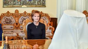Potrivit normelor legale ale casei regale a româniei, semnate de majestatea sa regele mihai i al româniei, succesiunea la titlul de rege sau de regină este foarte clar stabilită, neputând fi subiect de dispută. Patriarch Daniel Congratulates Romania Crown Princess Margareta On 70th Birthday Basilica Ro