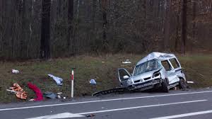 Cały czas na miejscu wypadku pracują służby ratunkowe. 2bie2e7uevnp3m