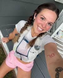 Who is in pink wave 5 corral b?