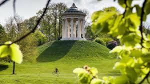 Hier zeigt sich münchen von seiner liberalen seite. Munchen Grosseinsatz Der Polizei Im Englischen Garten Munchen Sz De