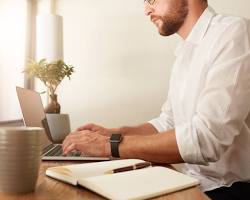 Image de Freelance Writer Working on Laptop