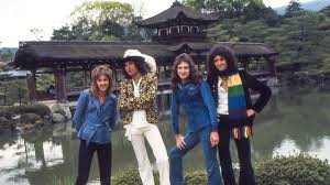 The original lineup consisted of freddie mercury (lead vocals, piano), brian may (lead guitar, vocals), roger taylor (drums, vocals), and john deacon (bass guitar). Let Us Cling Together Queen S Special Ties With Japan Nippon Com