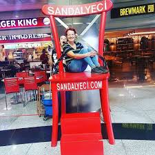 Marijke Boer - Honey, I Shrunk the kids 🤣 #shrunk #little #foodstagram  #redhead #thanksforreading #funnyinstagram #lol #chair | Facebook