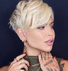 How gross is her hair at the back 😳