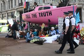 Oxford circus oxford circus is a plaza at a busy london intersection of regent street and oxford street, two of london's major shopping streets. Police Rave With Eco Warriors Chanting We Love You In Oxford Circus Daily Mail Online