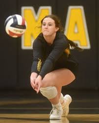 Wood recovers from shaky start to win opening round