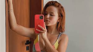 Larissa manoela was born on december 28, 2000 in guarapuava, paraná, brazil as larissa manoela taques elias santos. Larissa Manoela Faz Selfie Ousada Enquanto Se Bronzeia Natural Metropolitana Fm