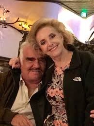 Created by david abajo, david fernández. Vicente Fernandez Aqui Llegando Y Listo Para La Fiesta Apoyando A Todas Las Familias Mexicanas Y Latinoamericanas Saludos A Todos Desde Las Vegas Facebook