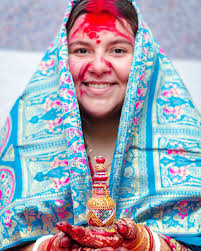 ✨ ¿Cómo comienza una boda bengalí? Con flores, hojas sagradas, miradas que  se buscan… Y un ritual lleno de significado. Nos vimos por primera vez en  medio de cantos, rodeados de nuestras