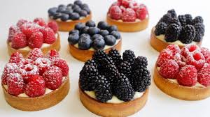 Les Tartelettes Aux Fruits Rouges Creme D Amandes Confit De Fruits Crem Kuchen