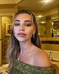 Sara Stewart's Instagram, Twitter & Facebook