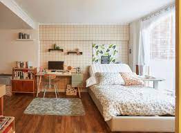 Misalnya, pasang satu foto berbingkai besar di satu bagian dinding kamar tidur. 10 Tips Dekorasi Kamar Ala Korea Cocok Buat Pencinta Drakor