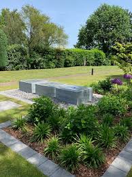 Und die anleitungen dazu gibt's obendrauf! Drei Zink Kubus Tische In Einem Parkahnlichen Garten Slink Ideen Mit Wasser Garten Terrassenbrunnen Gartenbrunnen