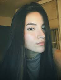 23 anos Moro com meus pais Adoro cozinhar Não fumo Amo café Treino todos os  dias Faço faculdade Não tenho filhos