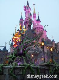 Serrinne's maleficent habit item level 50 binds when equipped. Maleficent S Brambles And Sleeping Beauty Castle Disneylandparis The Geek S Blog Disneygeek Com
