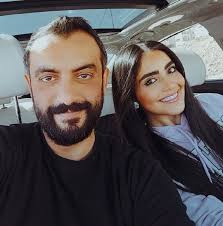 المحامي بس يسند باب غرفتو 😂