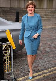 La ministra principal, nicola sturgeon, establece dos condiciones: Was It Grey Green Or Ice Blue Snp Leader Nicola Sturgeon S Fitted Frock Sparks New Online Dress Debate Daily Mail Online