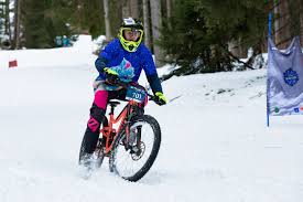Bike Snow Lines Schneefrasn Winter Action Im Bikepark Innsbruck In 2020 Snowboardfahrer Rennen Radfahren