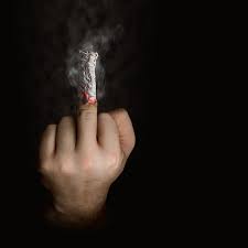 Apr 02 2021 タバコ エモい. Rauchen Aufhoren Konzept Zigarette Wie Ein Mittelfinger Lizenzfreie Fotos Bilder Und Stock Fotografie Image 27298594