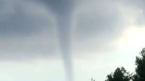 In meteorologia una tromba d'aria, tornado o tùrbine, è un violento vortice d'aria a scala locale che si origina alla base di un cumulonembo e giunge a toccare il terreno. Pioggia E Vento Licatesi Sorpresi Da Una Tromba D Aria Marina