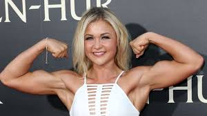 2012 begann sie mit dem bodybuilding und nahm innerhalb von drei jahren über 25 kilogramm ab. Sophia Thiel Vom Moppelchen Zum Fitness Star