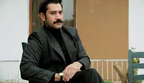 Ekrana gelmeye hazırlanan yeni dizi kanunsuz topraklar oyuncu kadrosuyla dikkat çekiyor. Ugur Gunes Kanunsuz Topraklar Dizisinin Davut U Olarak Ekrana Donuyor Haberler Magazin