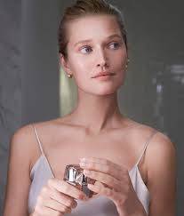 Muscatell thanked sponsors and the fashion industry for their longtime partnership in milan, reminding them that their support funds medical research that is improving and extending the lives of millions of people living. Bedtime Skincare With Toni Garrn Cle De Peau Beaute