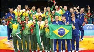 O brasil também tem altos níveis de encarceramento e a quarta maior população carcerária do mundo (atrás de estados unidos, china e rússia), com um total estimado em mais 600 mil presos (300 para cada 100 mil habitantes) em todo o país (junho de 2015), um aumento de cerca de 161% em relação ao índice registrado em 2000. Campanhas Douradas Do Volei Do Brasil Nas Olimpiadas De 2004 E 2008 Ganham Reprise No Sportv Olimpiadas Ge