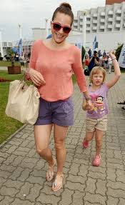 Anna dereszowska ma bardzo racjonalne podejście do wychowywania dzieci i choć zdarza jej się rozpieszczać swoje pociechy, to potrafi też powiedzieć „nie. Anna Dereszowska Z Corka Lena W Miedzyzdrojach Na Stylowi Pl