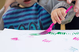 Pintar con un tenedor -Manualidades Infantiles