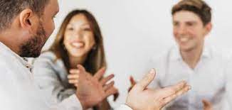 و(من رأى) كأنه يضرب رجلا على رأسه بالمقرعة وأثرت في رأسه وبقي أثرها عليه، فإنه يريد ذهاب رئيسه. ØªÙØ³ÙŠØ± Ø­Ù„Ù… Ø§Ù„ØªØ­Ø¯Ø« Ù…Ø¹ Ø´Ø®Øµ Ø§Ø¹Ø±ÙÙ‡ Ù„Ù„Ø¹Ø²Ø¨Ø§Ø¡ Ù…Ù‚Ø§Ù„