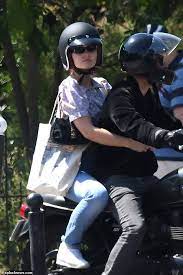 Wedding details from city of love. Lily Rose Depp Ringe In Ihrem 21ten Geburtstag Am Stiefvater Bike Aktuelle Boulevard Nachrichten Und Fotogalerien Zu Stars Sternchen