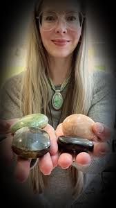 How many palm stones do you have? How do you work with them? Tell me below!  , Some of my personal favorites right now are Chrysoprase, Blue Tigers Eye,  Peach Moonstone and Shungite! , Come see me ...