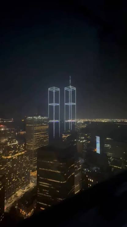 🇺🇸 A drone show lit up New York Harbor last night: 2,977 lights, one for every life lost on 9/ 11. They rose from the water and formed the Twin Towers at full scale, two nights before the 25th ...