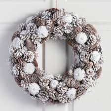 A Plethora Of Pinecones In Every Size And Style Gives Our Frosty Wreath Its Natural Appeal Finished In Glit Tannenzapfen Kranz Tannenzapfen Dekor Tannenzapfen