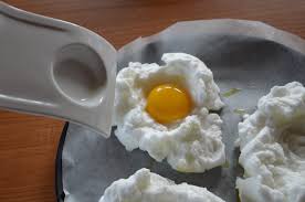 Montate gli albumi a neve. Nuvole Di Uova Il Loro Gusto Vi Fara Volare