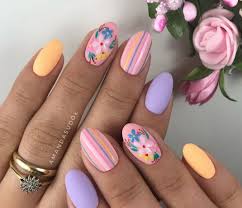 A szezon legdivatosabb hajtrendjeit gyűjtöttük össze, a csinos, nőies fazonok között pedig rövid, félhosszú szerintem még most is a rövid körmök vannak előtérben, mert rengeteg körmös szinte már csak gél lakkozik és a nail art vonalat helyezi előtérbe. Manikur Ovalis Kormokon 100 Divatos Nyari Tervezesi Otlet Confetissimo Noi Blog