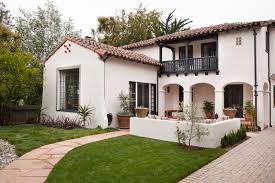 Bentwater residence is a stunning spanish inspired home sprawled out over 8,800 square feet nestled on lake conroe, near the woodlands, texas right outside houston. Houzz Tour A Mix Of Modern And Spanish Inspired Decor