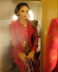 Baju kebaya berlengan panjang dengan kerah tertutup hingga leher, kemudian di bagian belakangnya diberi balutan kain satin mewah memanjang sampai ke lantai. 13 Kebaya Artis Dengan Rancangan Anne Avantie Bagus Banget