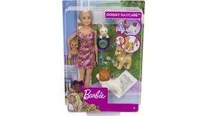Barbie marka bebekler ilk olarak sarışın, beyaz tenli, renkli gözlü ve standardın üzerinde ince fiziğe sahip olan tek çeşit çocuk oyuncağı olarak tasarlandı. Mattel Barbie Hundesitterin Und Welpen Online Bestellen Muller