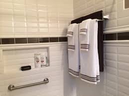 Listello border tile is a group of tiles that stretches across a wall or floor with a pattern that contrasts the other tile that it is built with. Subway Tile Border Ideas Decor Art From White Traditional Subway Tile Border Thought Pictures