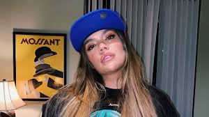 Karol g was born in medellin, colombian on february 14th. Por Que Dicen Que Bichota De Karol G Es Una Apologia Al Narco