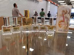 Mandy aftel has been at the heart of the natural fragrance movement for nearly twenty years. Simply Famous Perfume Externe Iklanviral Net